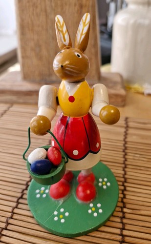 Grosser osterhase mit - grosser, korb